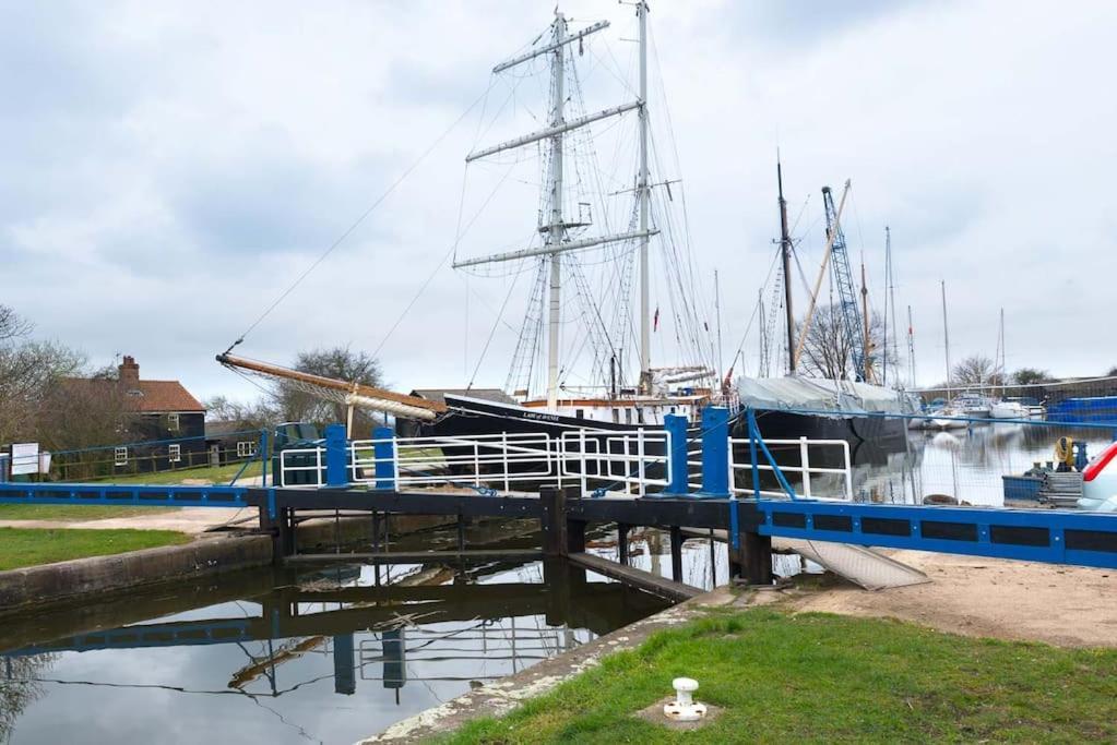 Navigation Cottage On The Historic Sea Lock Overlooking The Nature Reserve Maldon Exterior photo