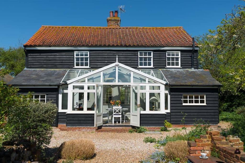 Navigation Cottage On The Historic Sea Lock Overlooking The Nature Reserve Maldon Exterior photo