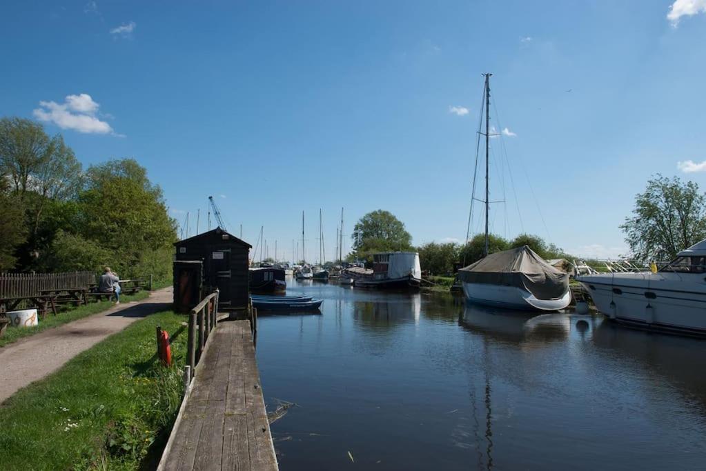 Navigation Cottage On The Historic Sea Lock Overlooking The Nature Reserve Maldon Exterior photo